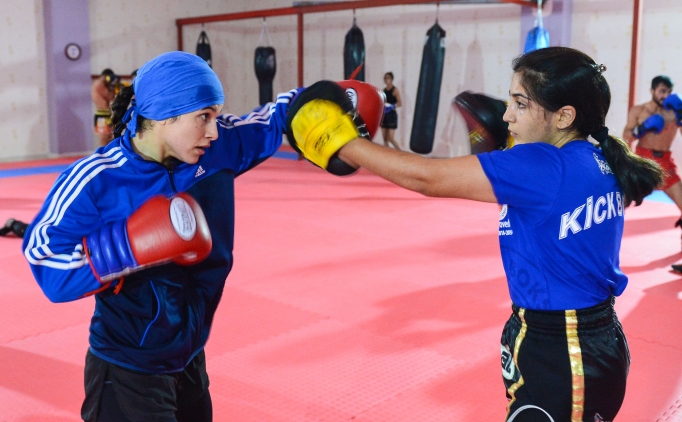 Tuncelili kick boks�ular milli sporcu olmak i�in ringlerde ter d�k�yor