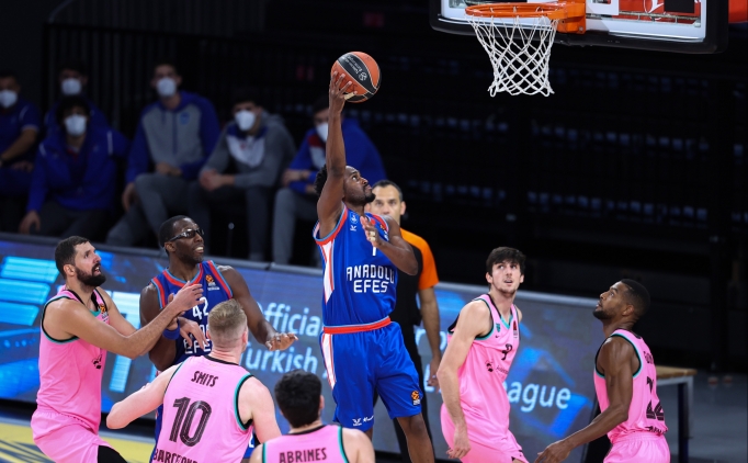 Anadolu Efes, Barcelona'y� devirdi!