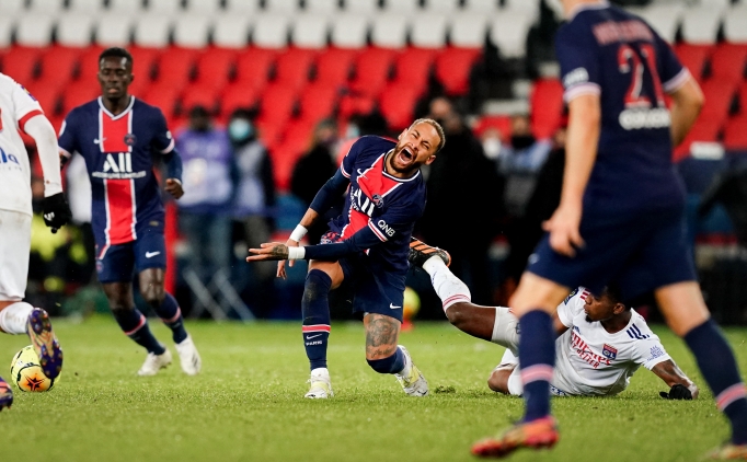 Neymar'� sakatlayan Mendes �l�m tehdidi al�yor