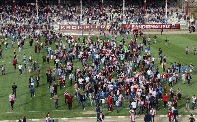Band�rmaspor tak�mdaki 11 oyuncusuyla yeniden anla�t�