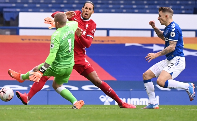 Virgil van Dijk, Fernando Muslera gibi sakatland