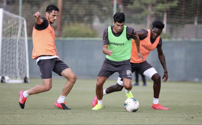 Aytemiz Alanyaspor, akşam antrenmanında şut çalıştı