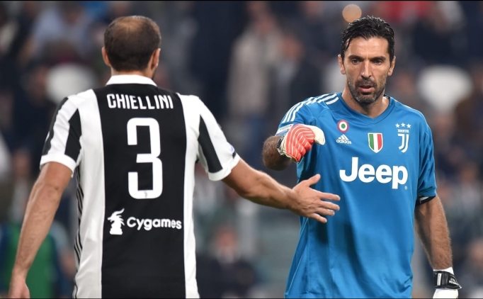 Juventus, Chiellini ve Buffon ile uzattı!