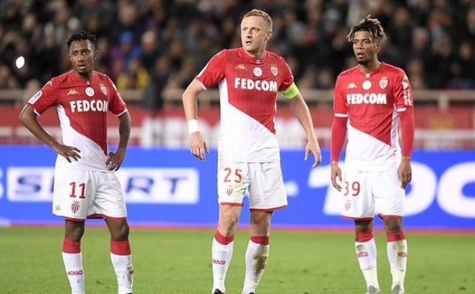 Hakemi iten futbolcuya 6 ay men cezas�