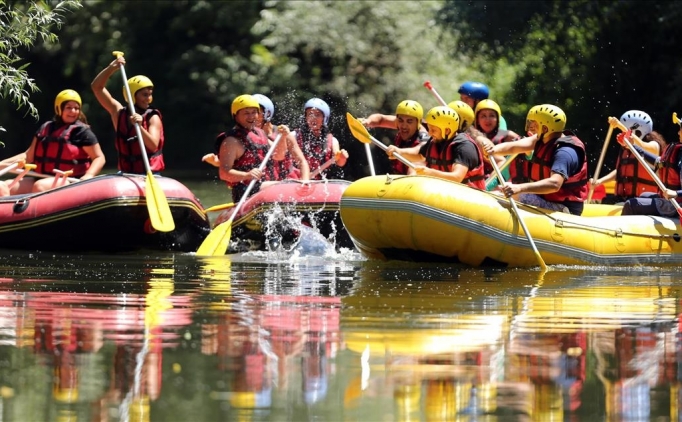 Hakkari'de düzenlenen rafting renkli görüntüler oluşturdu