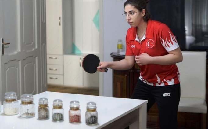 Milli masa tenisçi, yemek masasında antrenmanla form tutuyor