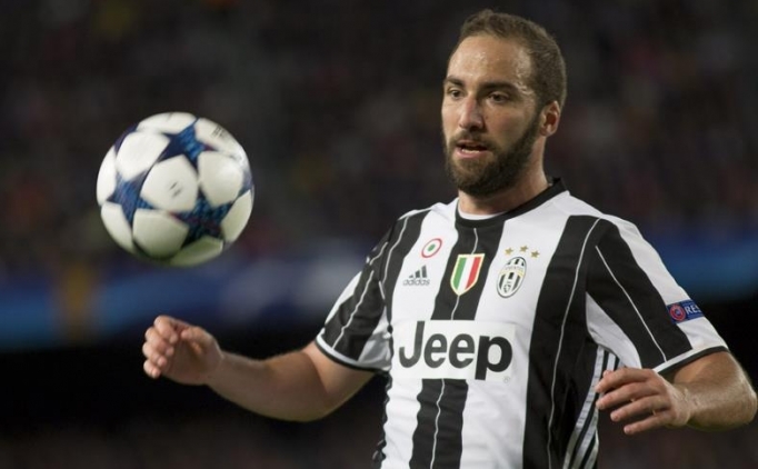 Andrea Pirlo: 'Higuain, projemizin bir paras deil!'