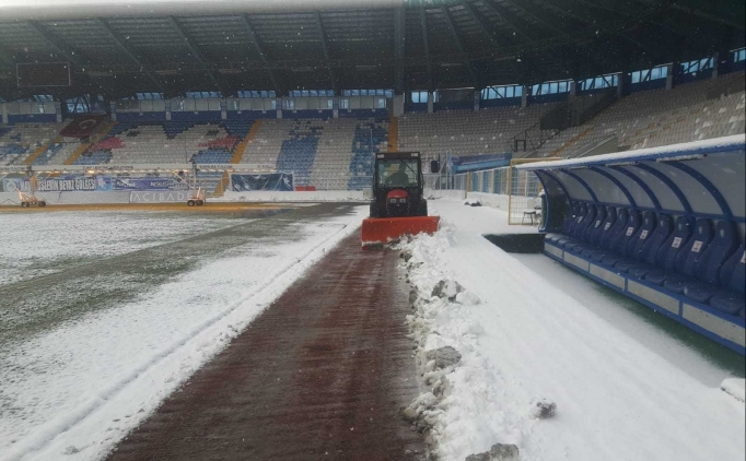 Erzurum Kazm Karabekir Stad'nda kar temizleme almas