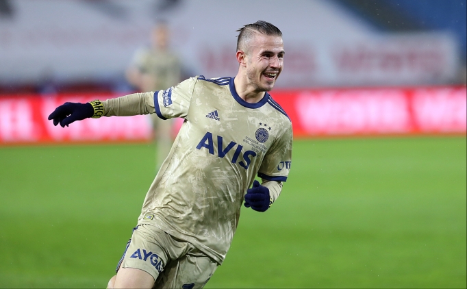 Dimitris Pelkas, man�etleri sallad�