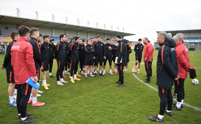 �mit Milli Futbol Tak�m�'n�n kamp� ba�l�yor