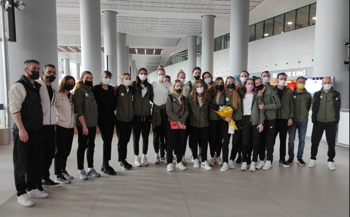 VakfBank Kadn Voleybol Takm, yurda dnd