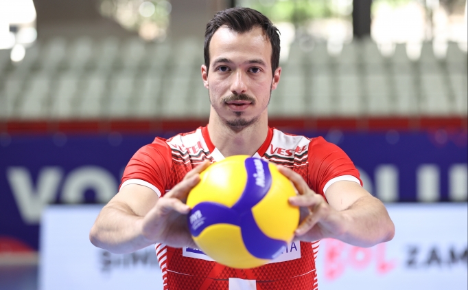 A Milli Erkek Voleybol Tak�m�'n�n kaptan� Burak G�ng�r: 'Yine madalya istiyoruz'