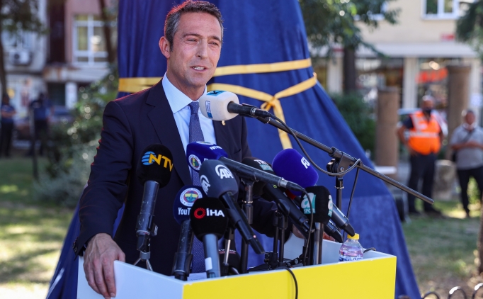 Ali Ko�'tan futbolculara, Can Bartu'nun heykel a��l���nda g�nderme
