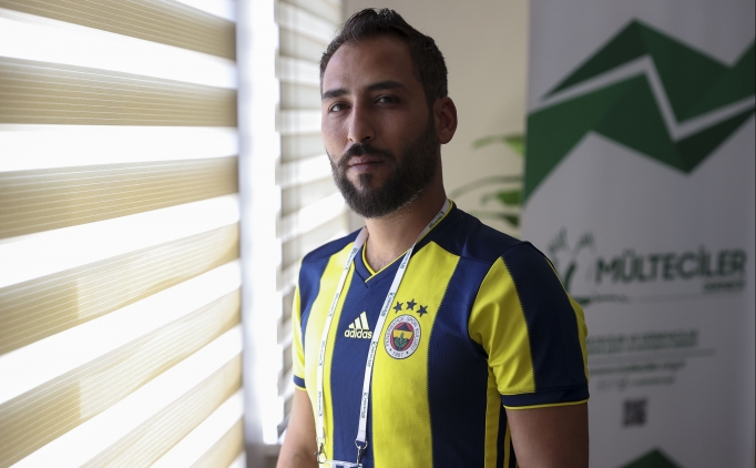 Fenerbahe sevdals Suriyeli Ebubekir, maddi durumu iyi olmayan taraftarlara imzal forma hediye ediyor