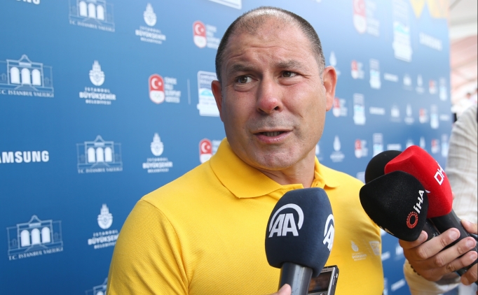 Renay Onur: '�stanbul'da herkes k�pr�y� ko�arak, bo�az� da y�zerek ge�meli'