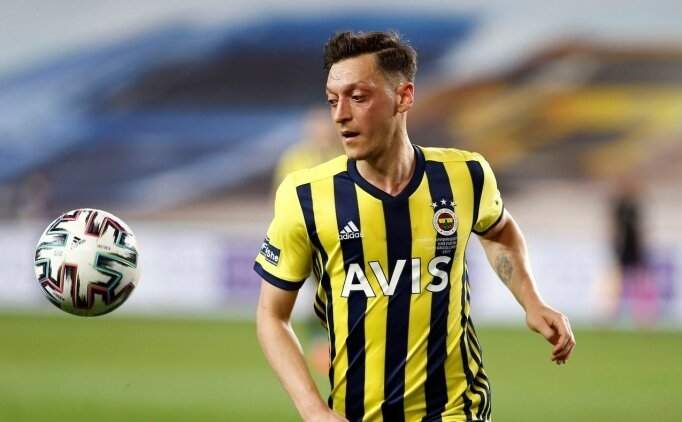 S�per yabanc� krizi! Mesut �zil i�in 'mavi kart' uygulamas�