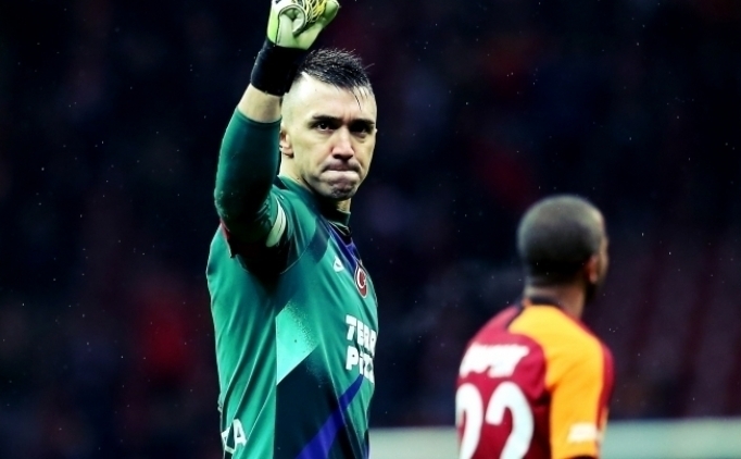 Herkes gider, Muslera kal�r