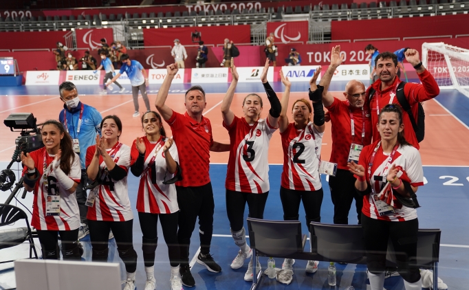 Kader �elik, memleketi A�r�'da �i�eklerle kar��land�