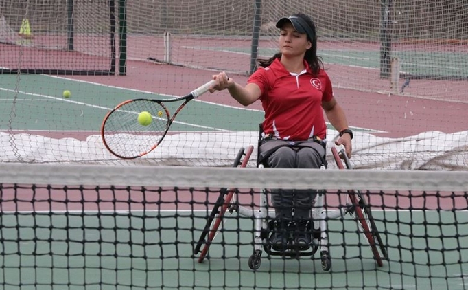 Milli paralimpik sporcu Büşra Ün, tenisi bıraktığını açıkladı