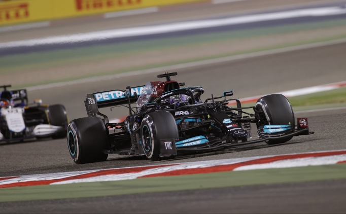Formula 1'de Bahreyn Grand Prix'sinde kazanan Lewis Hamilton