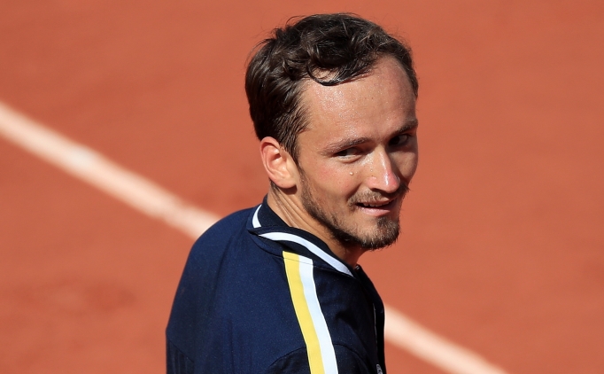 Fransa Ak'ta Medvedev ve Tsitsipas eyrek finalde