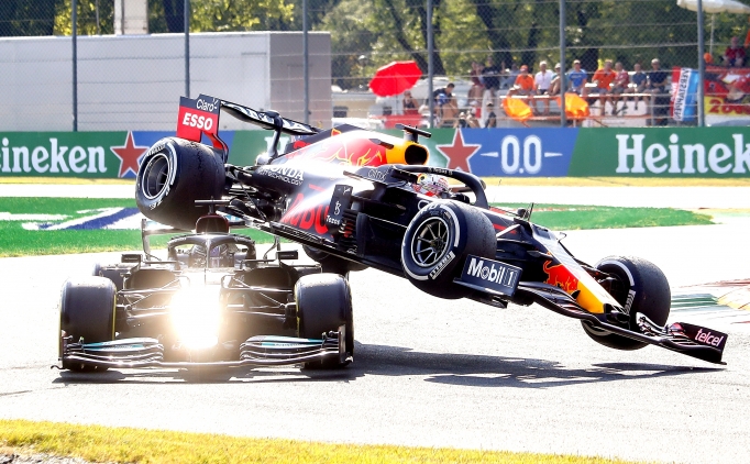 F1'de s�rad��� kaza: Verstappen, Hamilton'�n �st�ne ��kt�!