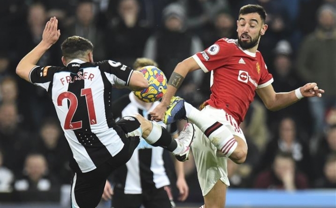 Manchester United, Newcastle'da 2 puan b�rakt�
