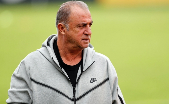 Fatih Terim'e evinin nnde tezahratl destek