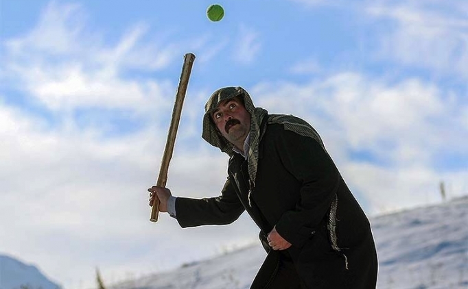 Karl� k�� g�nlerinde 'Van usul� beyzbol' oynayarak e�leniyorlar