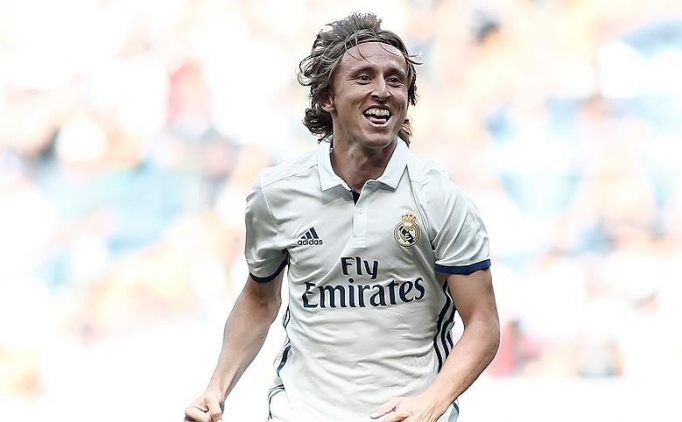 Real Madrid'de Luka Modric imza att