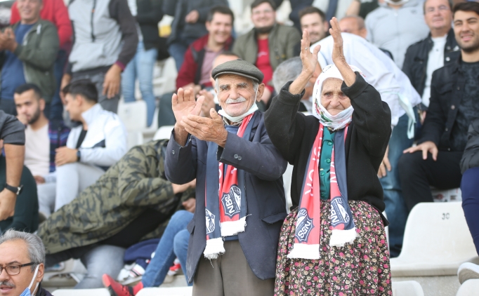 Nazilli Belediyesporlu futbolcuya ''nine-dede'' deste�i