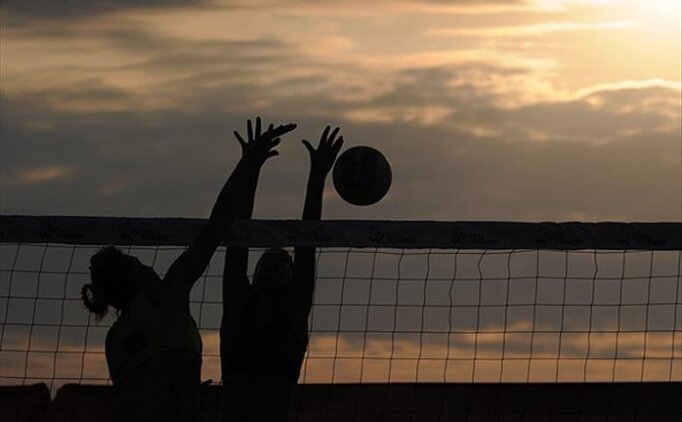 Plaj Voleybolu Kul�pler T�rkiye �ampiyonas� �zmir'de ba�lad�