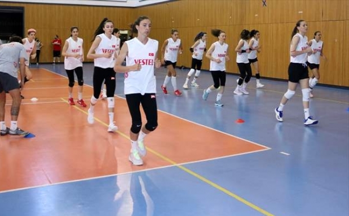 Voleybol Kad�n Milliler tam kadro ilk idman�n� yapt�