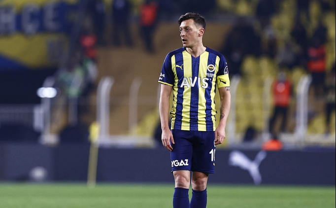 Mesut Özil'e Fenerbahçe'de hoca bolluğu