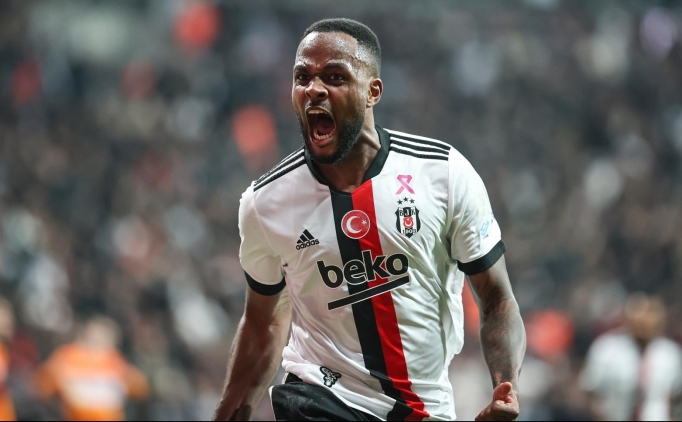 Cyle Larin, milli tak�mda tarihe ge�ti