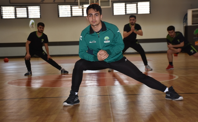 E�itim ald��� spor akademisine antren�r olarak d�nd�