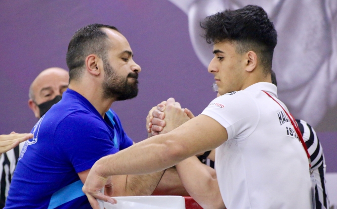 Babas� ad�na d�zenlenen �ampiyonada k�rs�n�n zirvesine ��kt�