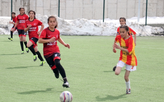 23 Nisan Futbol Turnuvas'nn yar final msabakalar balad