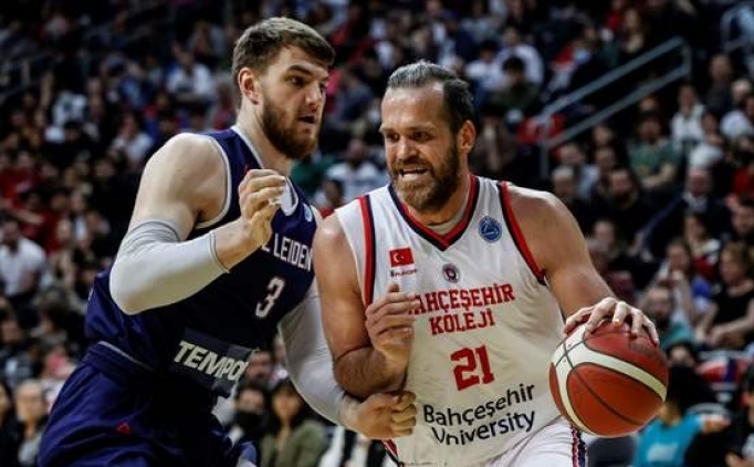 O�uz Sava�, Bah�e�ehir'de kald�