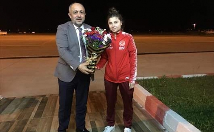 ampiyon tekvandocu ieklerle karland