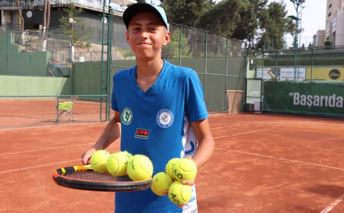 Ukraynal� gen� tenis�i, T�rkiye'de madalya pe�inde