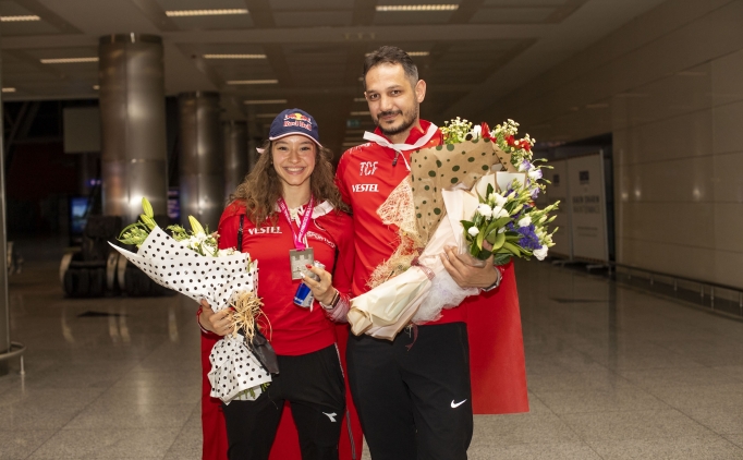 D�nya ikincisi Ay�e Beg�m Onba��, T�rkiye'ye d�nd�