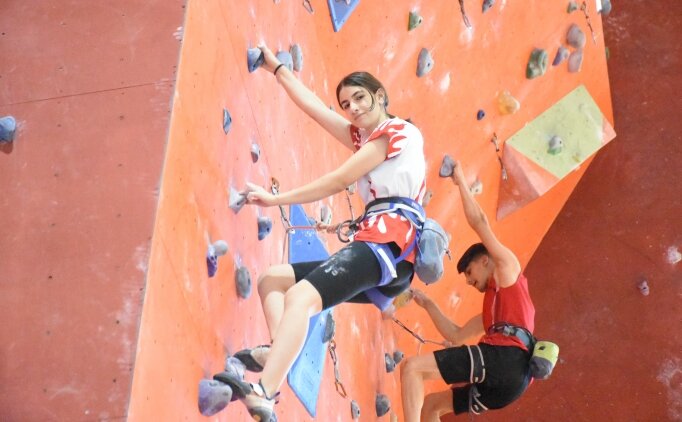 Milli t�rman���� Zeynep, birka� tutamakla ka��rd��� madalyay� g�z�ne kestirdi