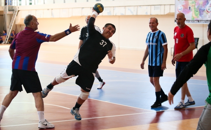Veteran Hentbol Turnuvas� �zmir'de ba�lad�