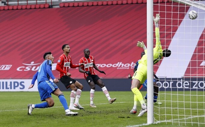 Ajax, PSV'yi devirdi! Liderli�i y�kseldi!