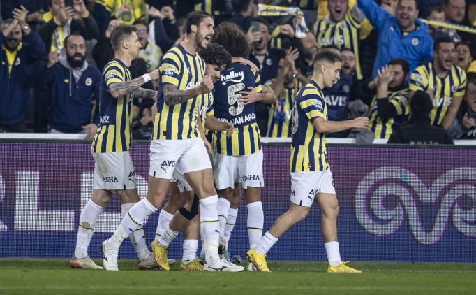 Fenerbah�e rakipleriyle fark� a��yor