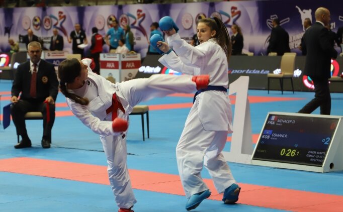 Konya'da karate heyecan� s�r�yor