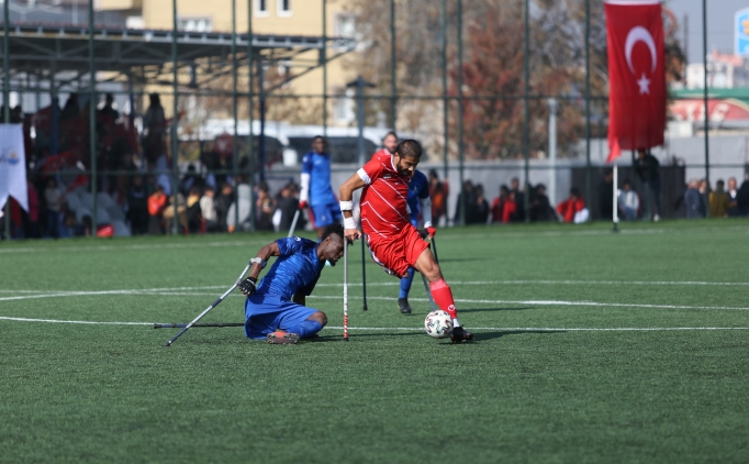 Ampute Futbol T�rkiye Kupas�'nda ilk g�n tamamland�