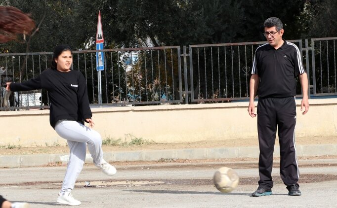Berdan ��retmenin futbolla tan��t�rd��� k�zlar �ampiyonluk pe�inde
