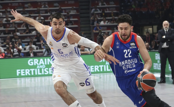 Anadolu Efes, �st �ste �ampiyon olan 10. tak�m